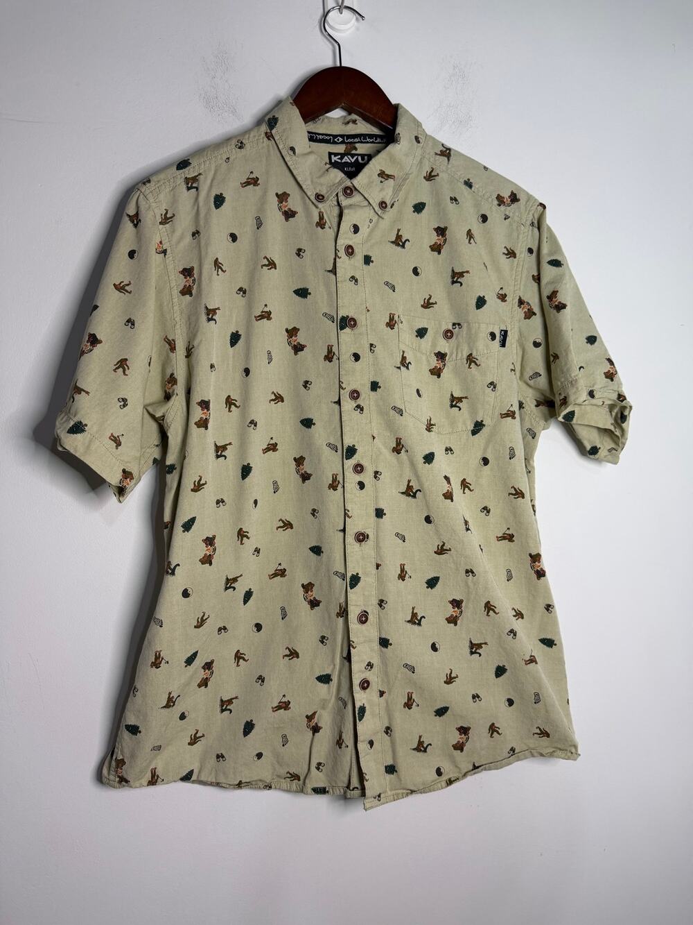 Kavu Juan Organic Cotton Shirt in the Sasquatch print Size Medium